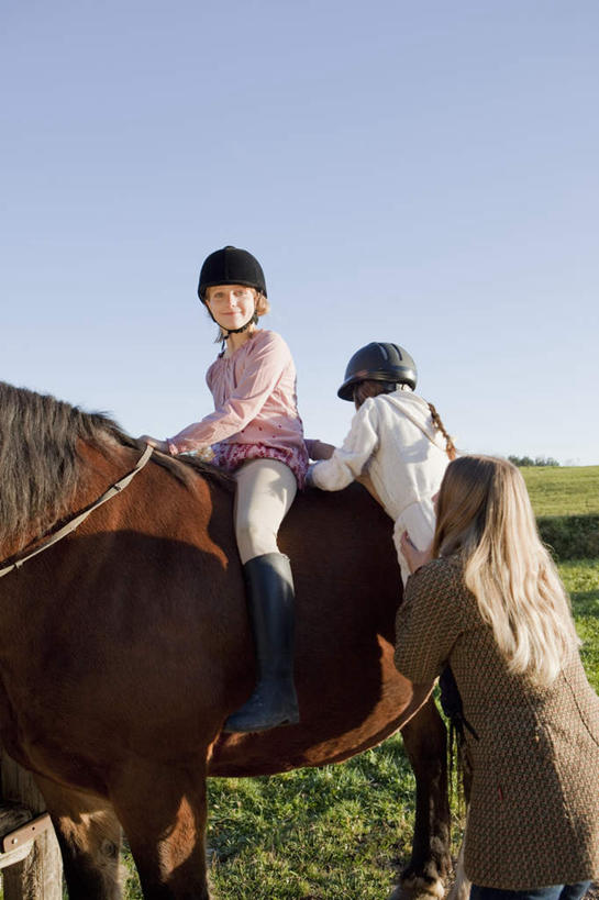 西方人,儿童,中年人,三个人,家庭,母亲,女儿,儿子,站,坐,抱,攀登,竖图,室外,白天,纯洁,植物,马,野生动物,帽子,欧洲,欧洲人,握,服装,头盔,云,云朵,拿,云彩,拿着,注视,休闲装,一匹,树,树木,小孩,背面,衣服,蓝色,绿色,白云,蓝天,天空,自然,动物,安全帽,天,观察,看,站着,休闲,温暖,温馨,母女,母子,一家人,休闲服,爬,可爱,母爱,童年,童趣,握着,运输,服饰,牲畜,生长,晴朗,成长,抱着,观看,和睦,察看,搂着,关注,童真,烂漫,无邪,天真,男孩,男人,男性,女孩,女人,女性,中年女性,白种人,孩子,晴空,搂,搂抱,攀爬,站立,坐着,半身,彩图,融洽,男生,女生