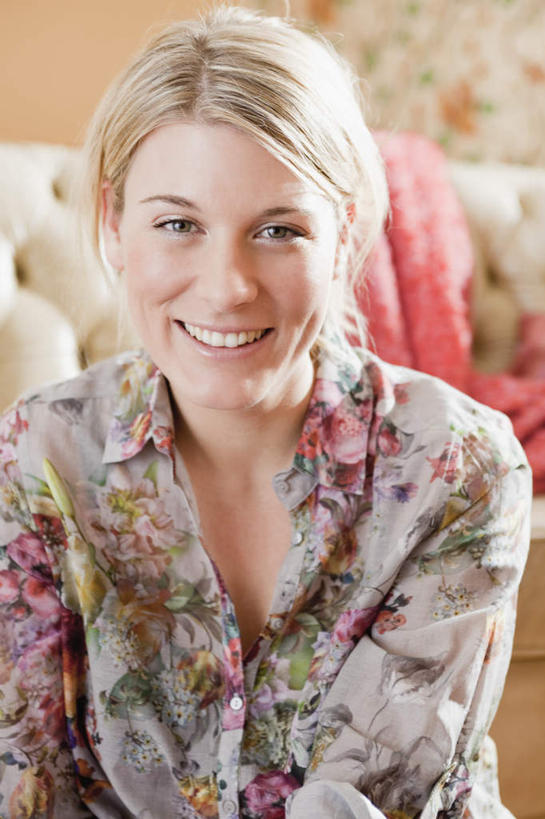 西方人,一个人,客厅,笑,微笑,露齿笑,竖图,室内,白天,正面,壁纸,沙发,欧洲,欧洲人,仅一个年轻女性,仅一个女性,仅一个人,服装,墙,注视,休闲装,墙壁,墙面,衣服,观察,看,休闲,休闲服,服饰,观看,察看,起居室,关注,客堂,年轻女性,女人,女性,白种人,墙纸,半身,彩图,皮沙发