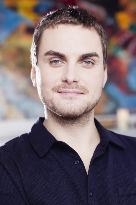 西方人,脸,头,脸颊,一个人,笑,微笑,竖图,室内,特写,白天,正面,绘画,欧洲,欧洲人,仅一个男性,仅一个人,服装,朦胧,模糊,艺术,装饰,墙,棕色,注视,休闲装,文化,肩膀,壁画,墙壁,墙面,仅一个年轻男性,衣服,观察,看,休闲,休闲服,服饰,观看,华丽,修饰,点缀,察看,关注,衬托,美观,雅致,雅观,男人,男性,年轻男性,白种人,头部,直发,脸部,脸蛋,面部,画画,半身,彩图,短发