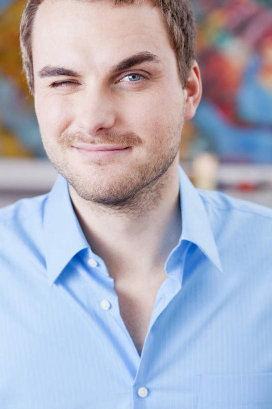 西方人,脸,头,脸颊,一个人,笑,微笑,竖图,室内,特写,白天,正面,绘画,欧洲,欧洲人,仅一个男性,仅一个人,服装,朦胧,模糊,艺术,装饰,墙,棕色,注视,休闲装,文化,肩膀,壁画,墙壁,墙面,仅一个年轻男性,衣服,观察,看,休闲,休闲服,服饰,观看,华丽,修饰,点缀,察看,关注,衬托,美观,雅致,雅观,男人,男性,年轻男性,白种人,头部,直发,脸部,脸蛋,面部,画画,半身,彩图,短发