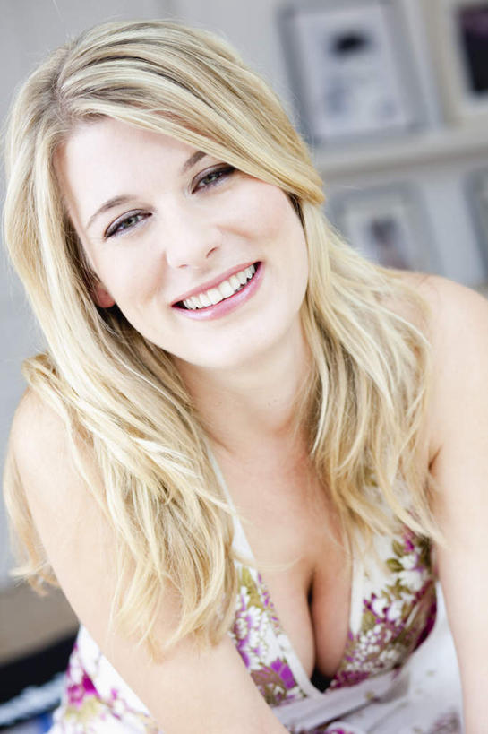 西方人,一个人,笑,微笑,露齿笑,竖图,室内,白天,正面,裙子,绘画,欧洲,欧洲人,仅一个年轻女性,仅一个女性,仅一个人,连衣裙,朦胧,模糊,艺术,装饰,墙,注视,文化,壁画,墙壁,墙面,观察,看,观看,华丽,修饰,点缀,察看,关注,挂画,衬托,美观,雅致,雅观,年轻女性,女人,女性,白种人,画画,半身,彩图