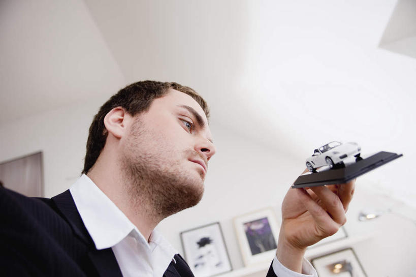 西方人,一个人,横图,室内,白天,仰视,西装,绘画,天花板,汽车,欧洲,欧洲人,仅一个男性,仅一个人,握,套装,正装,艺术,装饰,墙,拿,拿着,注视,职业装,文化,壁画,墙壁,墙面,车,仅一个年轻男性,模型,交通工具,轿车,观察,看,握着,观看,华丽,修饰,点缀,察看,关注,载具,挂画,衬托,美观,雅致,雅观,男人,男性,年轻男性,白种人,画画,半身,彩图,低角度拍摄