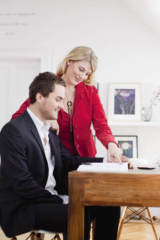 西方人,两个人,家庭,夫妻,站,坐,笑,微笑,露齿笑,竖图,室内,白天,正面,西装,爱情,绘画,门,桌面,桌子,书籍,椅子,欧洲,欧洲人,握,套装,正装,艺术,装饰,木制,木椅,墙,浪漫,拿,拿着,注视,职业装,文化,壁画,墙壁,墙面,木制品,门框,观察,看,站着,温暖,温馨,一家人,恩爱,握着,恋人,观看,华丽,修饰,点缀,和睦,察看,关注,挂画,衬托,美观,雅致,雅观,男人,男性,年轻男性,年轻女性,女人,女性,白种人,年轻人,夫妇,情侣,书,图书,画画,站立,坐着,半身,彩图,伴侣,融洽