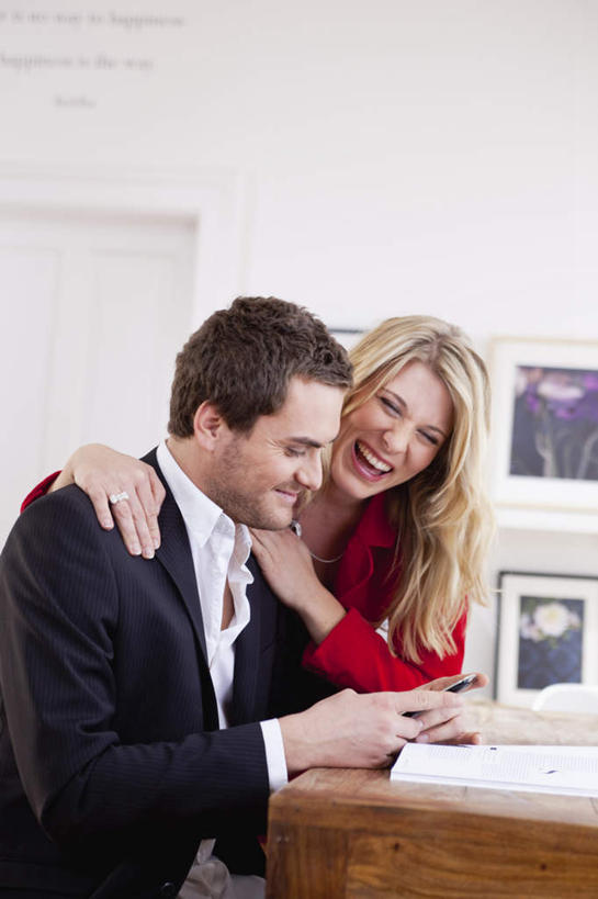 西方人,两个人,家庭,夫妻,站,坐,笑,打电话,微笑,露齿笑,竖图,室内,白天,正面,西装,爱情,绘画,桌面,桌子,电话,手机,欧洲,欧洲人,握,套装,正装,艺术,装饰,木制,墙,浪漫,拿,拿着,注视,职业装,文化,通讯设备,壁画,墙壁,墙面,木制品,观察,看,靠,靠着,站着,温暖,温馨,一家人,恩爱,握着,恋人,观看,华丽,修饰,点缀,和睦,察看,关注,挂画,衬托,美观,雅致,雅观,交流,男人,男性,年轻男性,年轻女性,女人,女性,白种人,年轻人,夫妇,情侣,沟通,画画,通话,站立,坐着,半身,彩图,伴侣,融洽