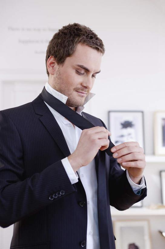 西方人,一个人,站,竖图,室内,白天,正面,衬衫,西装,绘画,欧洲,欧洲人,仅一个男性,仅一个人,握,套装,正装,艺术,装饰,墙,领带,拿,拿着,注视,职业装,文化,壁画,墙壁,墙面,仅一个年轻男性,观察,看,站着,握着,观看,华丽,修饰,点缀,察看,关注,挂画,衬托,美观,雅致,雅观,男人,男性,年轻男性,白种人,画画,站立,半身,彩图,衬衣