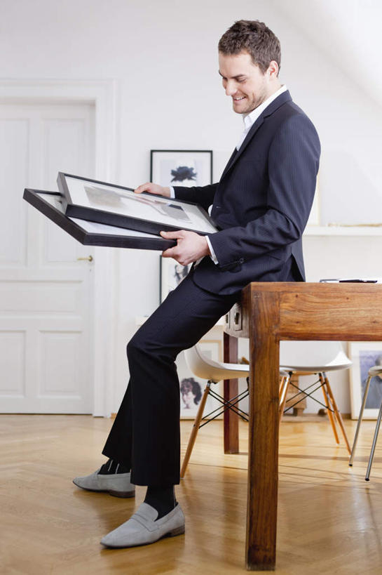 西方人,一个人,坐,竖图,室内,白天,侧面,西装,绘画,地板,门,桌面,桌子,欧洲,欧洲人,仅一个男性,仅一个人,握,套装,正装,艺术,装饰,木制,墙,地面,拿,拿着,注视,职业装,文化,木地板,壁画,墙壁,墙面,仅一个年轻男性,木制品,门框,观察,看,握着,观看,华丽,修饰,点缀,察看,关注,挂画,衬托,美观,雅致,雅观,男人,男性,年轻男性,白种人,画画,坐着,彩图,全身