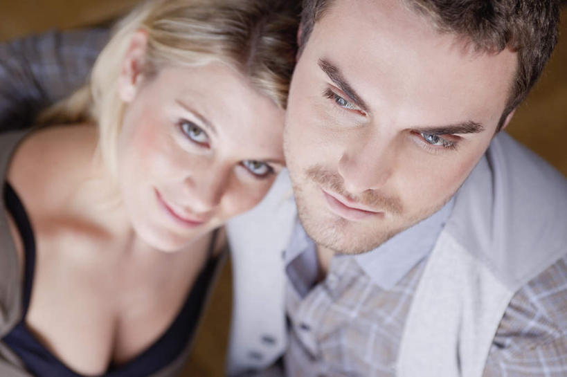 西方人,脸,头,脸颊,胸,两个人,家庭,夫妻,横图,俯视,室内,特写,白天,西装,爱情,地板,欧洲,欧洲人,套装,服装,正装,地面,浪漫,注视,休闲装,职业装,肩膀,木地板,衣服,看,靠,靠着,休闲,温暖,温馨,一家人,休闲服,恩爱,恋人,服饰,和睦,关注,男人,男性,年轻男性,年轻女性,女人,女性,白种人,年轻人,头部,胸部,脸部,脸蛋,面部,夫妇,情侣,抬头,仰头,半身,彩图,高角度拍摄,伴侣,融洽