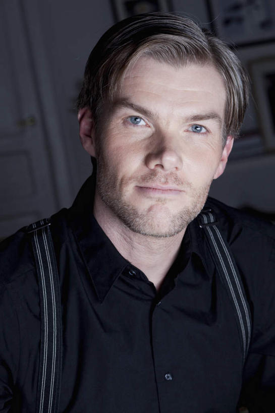 西方人,脸,头,脸颊,头发,一个人,站,笑,微笑,竖图,室内,特写,白天,正面,欧洲,欧洲人,仅一个男性,仅一个人,仅一个中年男性,服装,墙,棕色,注视,休闲装,肩膀,墙壁,墙面,衣服,黑色,观察,看,站着,休闲,休闲服,服饰,观看,察看,关注,男人,男性,中年男性,白种人,头部,直发,脸部,脸蛋,面部,站立,半身,彩图,短发