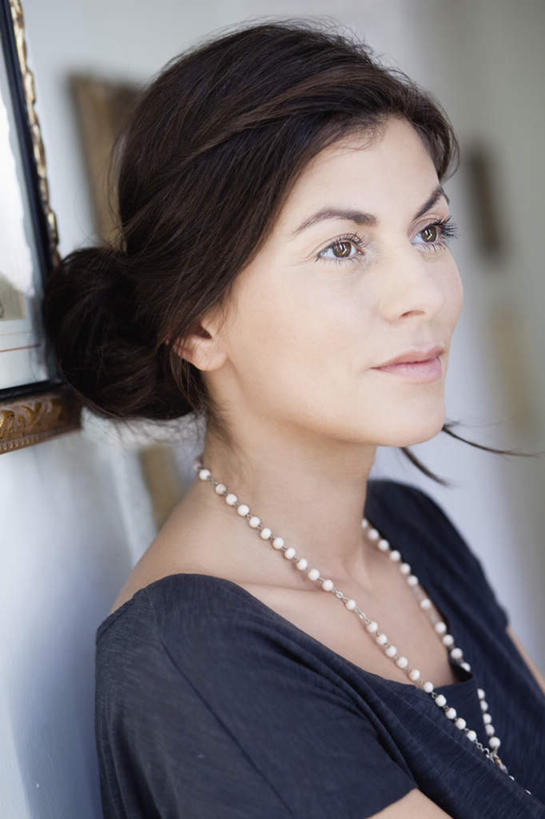 西方人,脸,头,脸颊,头发,一个人,笑,微笑,竖图,室内,特写,白天,正面,项链,欧洲,欧洲人,仅一个女性,仅一个人,服装,朦胧,模糊,墙,棕色,注视,休闲装,肩膀,墙壁,墙面,装饰品,衣服,灰色,饰品,首饰,观察,看,仅一个中年女性,休闲,休闲服,服饰,观看,察看,关注,女人,女性,中年女性,白种人,头部,长发,直发,脸部,脸蛋,面部,半身,彩图