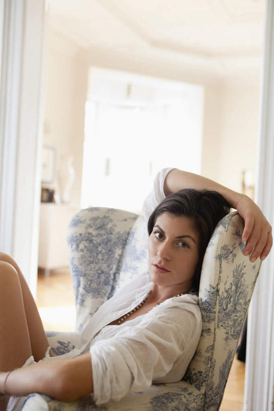 西方人,一个人,客厅,坐,举,竖图,室内,白天,正面,窗户,地板,靠垫,沙发,欧洲,欧洲人,仅一个女性,仅一个人,服装,朦胧,模糊,墙,靠枕,地面,扭头,注视,休闲装,木地板,玻璃窗,墙壁,墙面,衣服,垫子,枕头,观察,看,靠,靠着,托,转头,仅一个中年女性,休闲,休闲服,搭,服饰,观看,察看,起居室,搭着,关注,布艺沙发,客堂,女人,女性,中年女性,白种人,举起,举手,举着,向上举,向上伸,向上托,坐着,半身,彩图