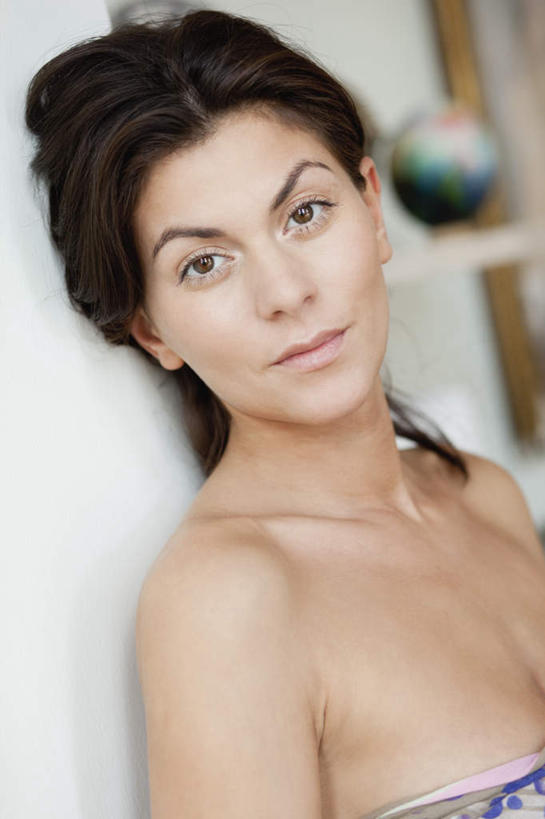 西方人,脸,头,脸颊,头发,一个人,站,笑,微笑,竖图,室内,特写,白天,正面,裙子,仪器,海洋,桌面,桌子,地图,欧洲,欧洲人,仅一个女性,仅一个人,连衣裙,朦胧,模糊,网格,木制,地球仪,线条,世界地图,墙,地球,陆地,棕色,全球,扭头,注视,肩膀,墙壁,墙面,球,一个,紫色,抹胸,经纬线,模型,木制品,观察,看,靠,靠着,站着,转头,仅一个中年女性,球体,地理,国家,单个,观看,大陆,察看,世界,关注,纬线,版图,经线,经纬仪,地理学,抹胸裙,女人,女性,中年女性,白种人,头部,长发,直发,脸部,脸蛋,面部,站立,半身,彩图,大洋,大洲