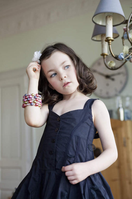 西方人,儿童,一个人,站,举,竖图,室内,白天,仰视,裙子,纯洁,门,桌面,桌子,照明,欧洲,欧洲人,仅一个女性,仅一个人,一把,握,连衣裙,时间,木制,壁灯,时钟,墙,灯光,拿,计时,梳子,拿着,扭头,注视,墙壁,墙面,灯,装饰品,一个,小孩,木制品,饰品,手链,首饰,灯具,挂钟,门框,钟表,日用品,观察,看,托,站着,转头,仅一个小孩,表,可爱,童年,童趣,握着,手镯,单个,观看,照亮,察看,照明设备,关注,镯子,童真,烂漫,无邪,美发用品,天真,女孩,女人,女性,白种人,孩子,钟,举起,举手,举着,向上举,向上伸,向上托,站立,半身,彩图,低角度拍摄,女生