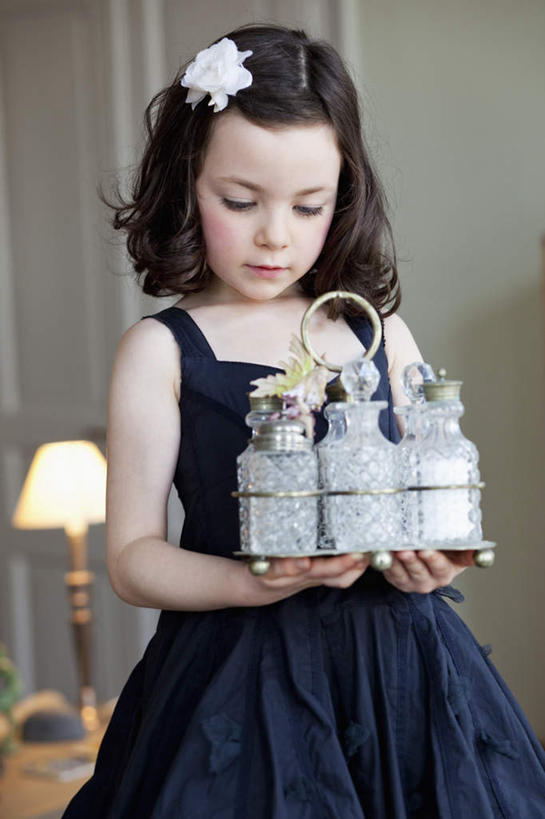 西方人,儿童,一个人,站,捧,竖图,室内,白天,正面,裙子,游戏,纯洁,台灯,桌面,桌子,玩具,照明,欧洲,欧洲人,仅一个女性,仅一个人,连衣裙,装饰,木制,头饰,墙,灯光,玩,注视,娱乐,墙壁,墙面,灯,一个,小孩,发夹,发饰,夹子,木制品,饰品,灯具,低头,观察,看,站着,仅一个小孩,休闲,可爱,童年,童趣,益智,单个,观看,活动,华丽,修饰,照亮,点缀,察看,照明设备,发泄,关注,消遣,智力,童真,烂漫,无邪,配饰,宣泄,衬托,美观,雅致,雅观,垂头,天真,女孩,女人,女性,白种人,孩子,端,端着,捧着,手捧,玩耍,嬉戏,站立,半身,彩图,女生