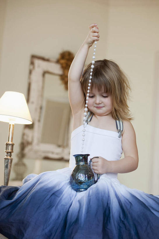 西方人,儿童,一个人,坐,举,笑,微笑,竖图,室内,白天,仰视,裙子,化妆,美容,纯洁,镜子,台灯,桌面,桌子,项链,照明,欧洲,欧洲人,仅一个女性,仅一个人,一面,握,连衣裙,反射,木制,壶,墙,灯光,拿,拿着,注视,墙壁,墙面,灯,水壶,装饰品,一个,小孩,茶壶,化妆镜,木制品,容器,饰品,首饰,灯具,低头,观察,看,托,仅一个小孩,可爱,童年,童趣,握着,单个,观看,吊带裙,照亮,镜像,察看,镜面,照明设备,关注,童真,烂漫,无邪,光学,垂头,天真,女孩,女人,女性,白种人,孩子,举起,举手,举着,向上举,向上伸,向上托,坐着,半身,彩图,低角度拍摄,女生