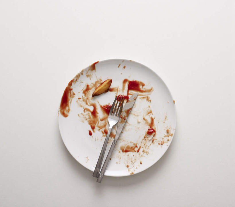 无人,横图,俯视,室内,特写,白天,桌面,桌子,餐具,木制,叉子,刀叉,刀子,碟子,盘,调料,酱料,酱汁,茄汁,佐料,调味品,凌乱,调味料,番茄酱,酱,一个,盘子,木制品,碟,摄影,肮脏,影棚,单个,混乱,餐刀,餐叉,邋遢,纷乱,缭乱,庞杂,龌龊,污秽,进餐用具,彩图,高角度拍摄,影棚拍摄,拍摄