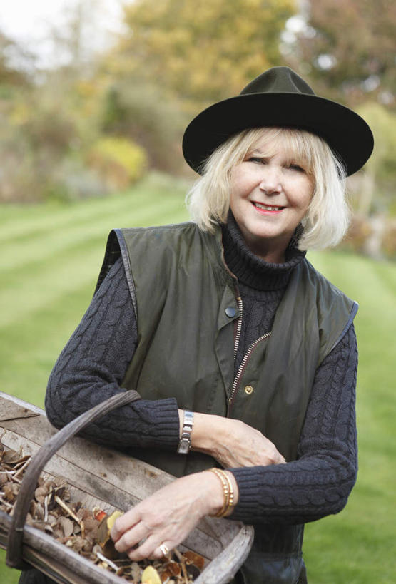 西方人,一个人,站,笑,交叉,微笑,露齿笑,竖图,室外,白天,正面,草地,草坪,植物,竹子,蔬菜,帽子,欧洲,欧洲人,仅一个女性,仅一个人,一堆,许多,握,阴影,堆叠,堆积,竹制,服装,朦胧,模糊,新鲜,编织,光线,篮子,影子,菌菇,蘑菇,食品,很多,拿,菌类,拿着,注视,休闲装,草,树,树木,食物,一个,衣服,绿色,黑色,阳光,自然,遮阳帽,竹篮,观察,看,站着,休闲,休闲服,食用菌,握着,服饰,仅一个老年女性,有机食品,绿色食品,生长,单个,成长,观看,竹条,堆,交织,察看,竹制品,关注,一顶,穿插,老年女性,女人,女性,白种人,站立,半身,彩图