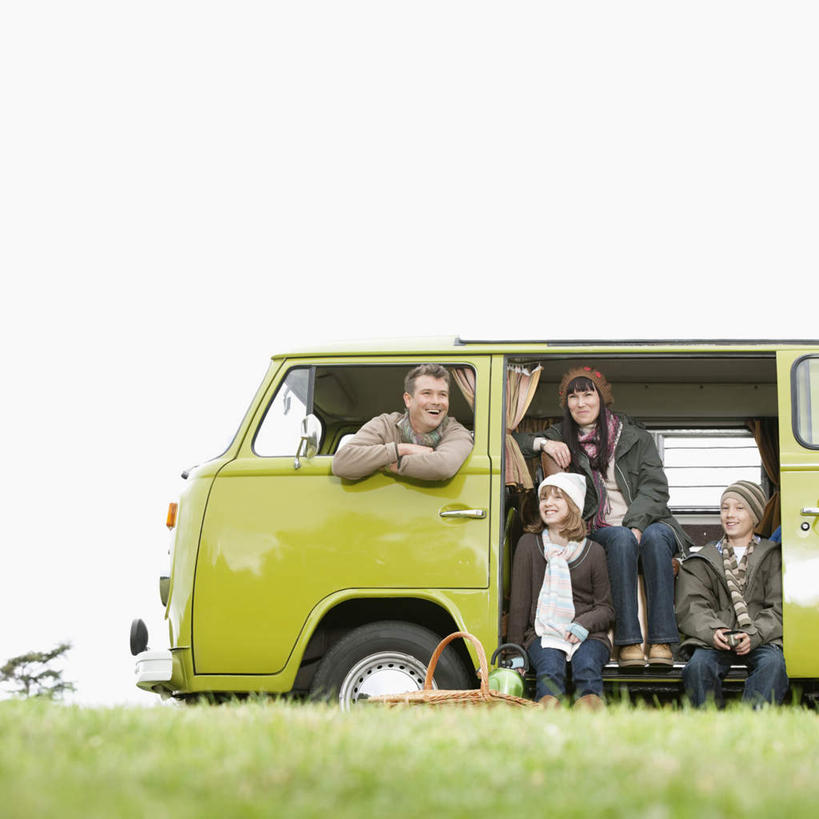 西方人,儿童,中年人,老年人,夫妻,母亲,父亲,女儿,祖母,祖父,三代同堂,站,坐,方图,室外,白天,仰视,爱情,纯洁,草地,草坪,植物,帽子,欧洲,欧洲人,一辆,阴影,服装,朦胧,模糊,光线,影子,地平线,辽阔,地面,许多人,浪漫,扭头,注视,休闲装,祖孙三代,车,草,小孩,衣服,绿色,天空,阳光,交通工具,天,观察,看,趴着,站着,转头,一群人,休闲,广阔,温暖,温馨,父女,母女,休闲服,恩爱,父爱,可爱,母爱,童年,童趣,搭,恋人,服饰,晴朗,奶奶,爷爷,观看,祖孙,一望无际,和睦,察看,搭着,关注,载具,延伸,露营,野营,童真,烂漫,无邪,房车,外婆,外孙女,外祖母,外公,外祖父,外孙,万里无云,宿营,天地相交,外孙子,无边帽,无边无际,一马平川,露营车,天真,老年男性,老年女性,男孩,男人,男性,女孩,女人,女性,中年男性,中年女性,白种人,孩子,夫妇,情侣,全家福,孙女,孙子,晴空,晴空万里,趴,站立,坐着,半身,彩图,低角度拍摄,伴侣,融洽,男生,女生,爸爸,多代同堂,妈妈