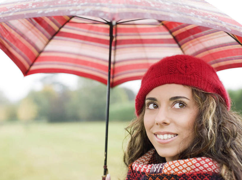 西方人,脸,头,脸颊,头发,一个人,站,笑,微笑,露齿笑,横图,室外,特写,白天,正面,草地,草坪,植物,帽子,欧洲,欧洲人,仅一个年轻女性,仅一个女性,仅一个人,一把,服装,朦胧,模糊,伞,雨伞,棕色,扭头,注视,休闲装,阳伞,肩膀,草,树,树木,衣服,红色,绿色,自然,观察,看,站着,转头,休闲,休闲服,服饰,生长,成长,观看,察看,关注,无边帽,一顶,年轻女性,女人,女性,白种人,头部,长发,卷发,脸部,脸蛋,面部,站立,半身,彩图