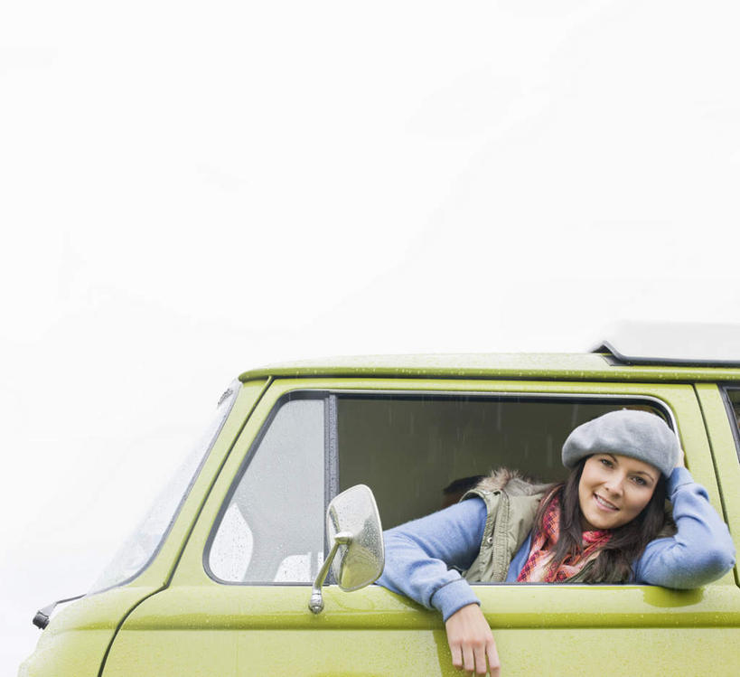 西方人,一个人,坐,笑,微笑,露齿笑,横图,室外,白天,仰视,窗户,帽子,欧洲,欧洲人,仅一个年轻女性,仅一个女性,仅一个人,一辆,撑,阴影,服装,光线,影子,扭头,注视,休闲装,玻璃窗,车,衣服,灰色,天空,阳光,车窗,交通工具,天,观察,看,趴着,转头,休闲,休闲服,服饰,晴朗,观看,察看,撑着,关注,载具,露营,野营,房车,万里无云,宿营,无边帽,一顶,露营车,年轻女性,女人,女性,白种人,晴空,晴空万里,趴,坐着,半身,彩图,低角度拍摄