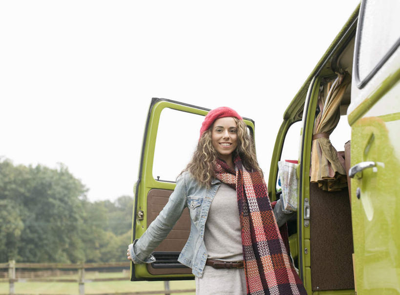 西方人,一个人,栏杆,站,笑,微笑,露齿笑,横图,室外,白天,正面,草地,草坪,植物,窗户,门,帽子,欧洲,欧洲人,仅一个年轻女性,仅一个女性,仅一个人,一辆,一条,握,阴影,服装,装饰,光线,影子,围栏,拿,拿着,注视,休闲装,护栏,玻璃窗,车,草,树,树木,衣服,红色,绿色,天空,阳光,自然,车窗,围巾,门框,交通工具,天,观察,看,站着,休闲,温暖,休闲服,握着,服饰,生长,晴朗,成长,围脖,观看,保暖,华丽,点缀,察看,御寒,关注,载具,露营,野营,房车,万里无云,宿营,无边帽,衬托,美观,雅致,雅观,一顶,露营车,年轻女性,女人,女性,白种人,晴空,晴空万里,站立,半身,彩图