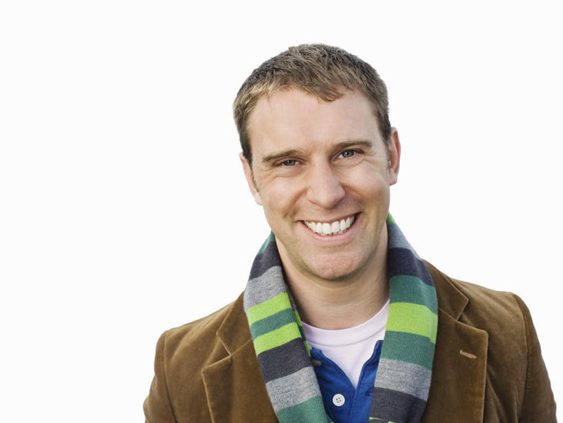 西方人,脸,头,脸颊,头发,一个人,站,笑,微笑,露齿笑,横图,室内,特写,白天,白色背景,正面,欧洲,欧洲人,仅一个男性,仅一个人,仅一个中年男性,一条,服装,装饰,褐色,棕色,注视,休闲装,肩膀,衣服,围巾,观察,看,站着,休闲,温暖,休闲服,摄影,服饰,影棚,围脖,观看,保暖,华丽,点缀,察看,御寒,关注,衬托,美观,雅致,雅观,男人,男性,中年男性,白种人,头部,直发,脸部,脸蛋,面部,站立,半身,彩图,影棚拍摄,拍摄,短发