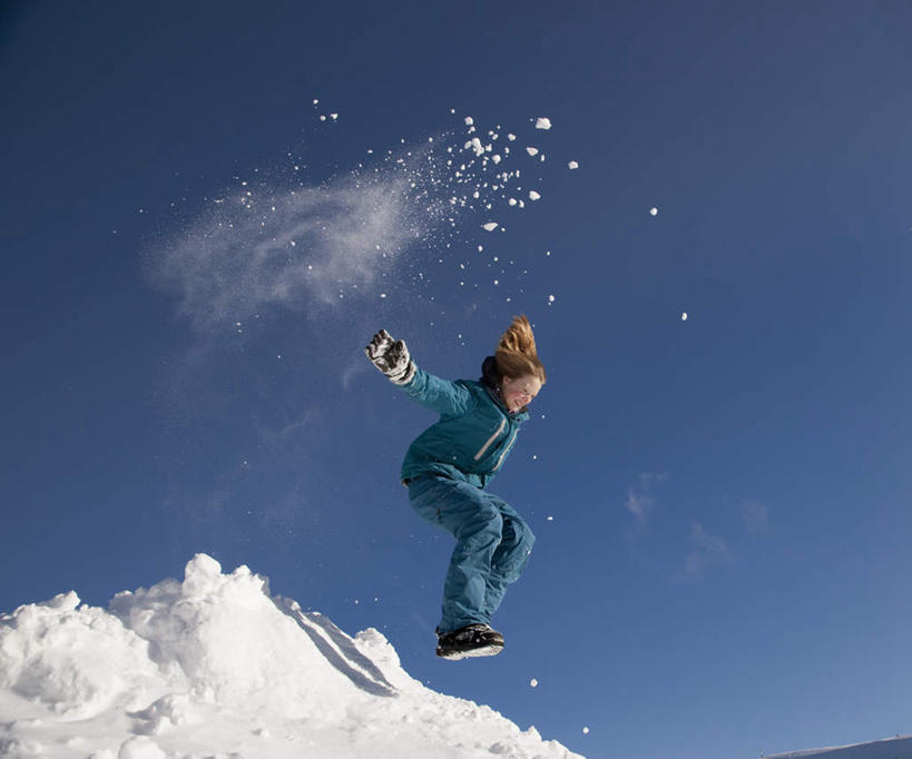 西方人,儿童,一个人,跳,举,横图,室外,白天,仰视,锻炼,旅游,度假,纯洁,运动,山,雪,雪山,大雪,帽子,欧洲,欧洲人,仅一个女性,仅一个人,弯腰,阴影,飞溅,服装,溅,光线,影子,冰,积雪,山峰,雪景,云,云朵,冬季,冬天,山峦,半空,云彩,注视,休闲装,娱乐,小孩,衣服,红色,蓝色,白云,蓝天,天空,阳光,天,观察,看,托,仅一个小孩,享受,休闲,休闲服,放松,寒冷,可爱,童年,童趣,服饰,晴朗,观看,察看,冰冷,关注,喷洒,室外运动,户外运动,童真,烂漫,无邪,弯身,一顶,编织帽,严寒,冰凉,酷寒,凛冽,凛凛,极冷,天真,女孩,女人,女性,白种人,孩子,晴空,举起,举手,举着,跳跃,向上举,向上伸,向上托,彩图,低角度拍摄,全身,健身,女生