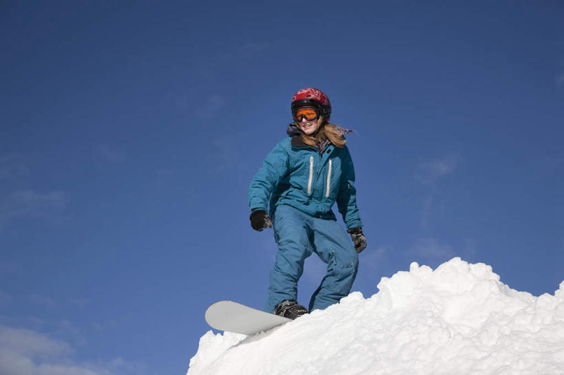 西方人,儿童,一个人,站,横图,室外,白天,仰视,锻炼,旅游,度假,纯洁,安全,运动,山,雪,雪山,大雪,帽子,欧洲,欧洲人,仅一个女性,仅一个人,一副,阴影,服装,光线,眼镜,影子,冰,积雪,山峰,雪景,云,云朵,冬季,冬天,防护,山峦,云彩,扭头,注视,休闲装,娱乐,运动器械,一个,小孩,衣服,红色,蓝色,白云,蓝天,天空,阳光,天,观察,看,站着,转头,仅一个小孩,享受,休闲,休闲服,健身器械,放松,寒冷,可爱,童年,童趣,服饰,晴朗,单个,观看,护目镜,保护,滑雪板,察看,冰冷,关注,室外运动,保险,健身器材,户外运动,滑雪装备,童真,烂漫,无邪,保全,周全,安稳,安定,一顶,编织帽,严寒,冰凉,酷寒,凛冽,凛凛,极冷,安全防护眼镜,平安,天真,女孩,女人,女性,白种人,孩子,晴空,站立,彩图,低角度拍摄,全身,健身,防护眼镜,运动器材,女生