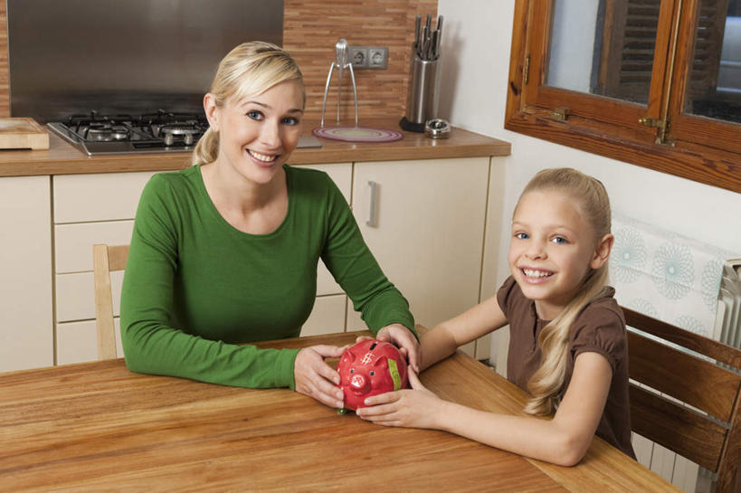 西方人,儿童,两个人,家庭,母亲,女儿,坐,笑,微笑,露齿笑,横图,室内,白天,正面,纯洁,餐桌,厨房,窗户,柜子,桌子,椅子,欧洲,欧洲人,握,服装,木椅,墙,储物柜,拿,拿着,注视,休闲装,玻璃窗,墙壁,墙面,小孩,衣服,容器,观察,看,休闲,温暖,温馨,母女,一家人,休闲服,储蓄罐,器皿,可爱,母爱,童年,童趣,储蓄,存钱,握着,金融,理财,服饰,经济,餐台,观看,和睦,察看,资金,存钱罐,储存,关注,存款,流通,贸易,童真,烂漫,无邪,贮钱罐,储钱罐,扑满,储备,蕴藏,贮备,天真,年轻女性,女孩,女人,女性,白种人,孩子,年轻人,坐着,半身,彩图,灶间,融洽,贮存,女生