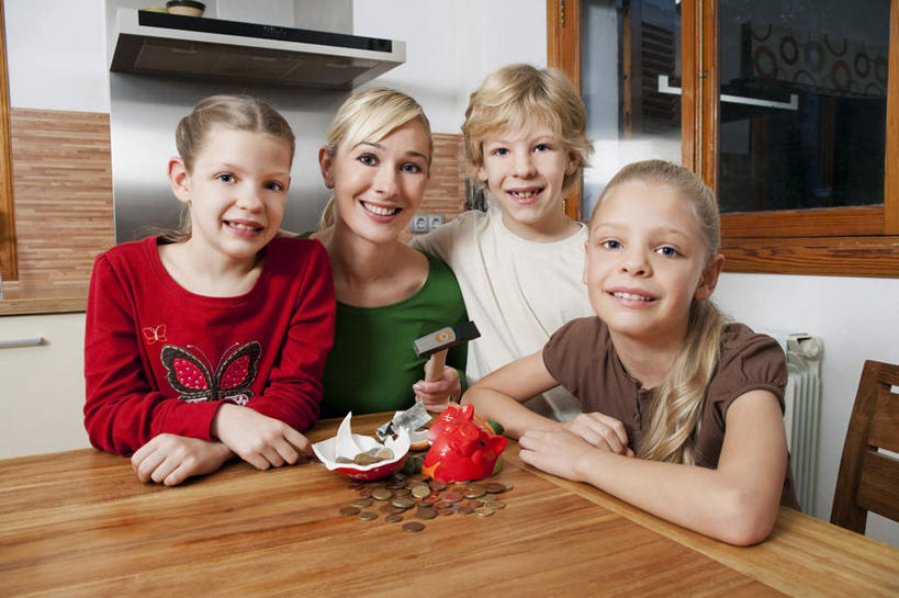 西方人,儿童,四个人,家庭,母亲,女儿,儿子,站,坐,笑,微笑,露齿笑,横图,室内,白天,正面,纯洁,钱,餐桌,厨房,窗户,柜子,桌子,椅子,欧洲,欧洲人,握,服装,钱币,木椅,墙,储物柜,拿,拿着,注视,休闲装,破坏,破损,玻璃窗,墙壁,墙面,小孩,衣服,容器,观察,看,站着,休闲,温暖,温馨,母女,母子,一家人,休闲服,储蓄罐,器皿,可爱,母爱,童年,童趣,储蓄,存钱,握着,金融,理财,服饰,经济,餐台,观看,损坏,和睦,察看,资金,存钱罐,储存,关注,存款,流通,贸易,童真,烂漫,无邪,贮钱罐,储钱罐,扑满,储备,蕴藏,贮备,天真,货币,现金,硬币,男孩,男人,男性,年轻女性,女孩,女人,女性,白种人,孩子,年轻人,站立,坐着,半身,彩图,灶间,融洽,贮存,男生,女生