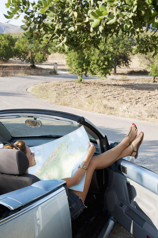 西方人,一个人,坐,竖图,室外,白天,侧面,植物,道路,汽车,地图,欧洲,欧洲人,仅一个年轻女性,仅一个女性,仅一个人,一辆,握,阴影,服装,光线,信息,影子,交通,跑车,拿,拿着,注视,休闲装,方向,车,树,树木,衣服,绿色,阳光,自然,交通工具,观察,看,休闲,休闲服,握着,服饰,生长,成长,观看,引导,指引,察看,关注,载具,敞篷跑车,年轻女性,女人,女性,白种人,坐着,半身,彩图,导航