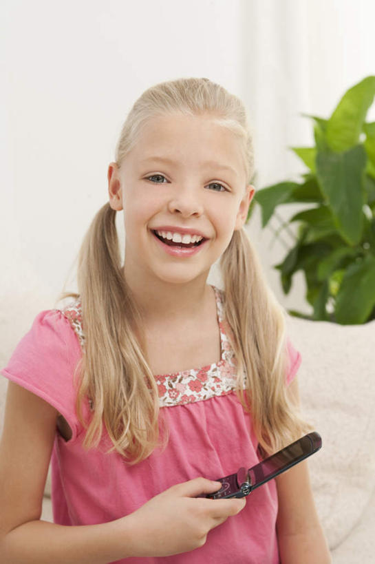 西方人,儿童,一个人,客厅,坐,笑,打电话,微笑,露齿笑,竖图,室内,白天,正面,纯洁,植物,靠垫,沙发,电话,手机,欧洲,欧洲人,仅一个女性,仅一个人,握,服装,盆栽,靠枕,盆景,拿,拿着,注视,休闲装,通讯设备,小孩,衣服,绿色,自然,垫子,枕头,观察,看,仅一个小孩,休闲,休闲服,可爱,童年,童趣,握着,服饰,生长,成长,观看,察看,起居室,关注,布艺沙发,童真,烂漫,无邪,客堂,交流,天真,女孩,女人,女性,白种人,孩子,沟通,通话,坐着,半身,彩图,女生