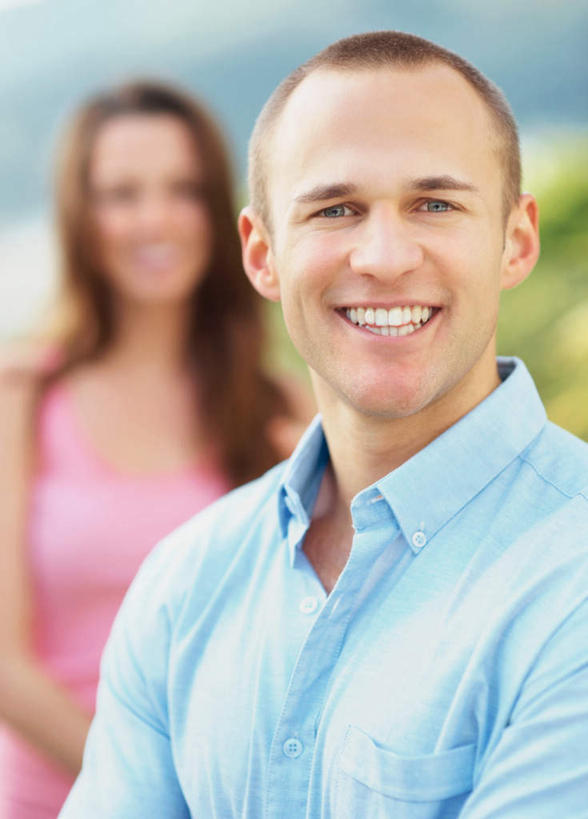 西方人,两个人,站,笑,微笑,露齿笑,竖图,室外,白天,正面,爱情,草地,草坪,植物,欧洲,欧洲人,服装,朦胧,模糊,浪漫,注视,休闲装,草,衣服,绿色,观察,看,站着,休闲,温暖,温馨,休闲服,恩爱,恋人,服饰,观看,和睦,察看,关注,男人,男性,年轻男性,年轻女性,女人,女性,白种人,情侣,站立,半身,彩图,伴侣,融洽