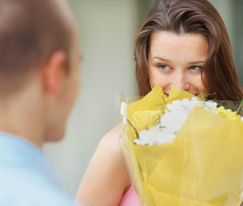 西方人,背部,两个人,站,笑,微笑,横图,室外,白天,正面,爱情,欧洲,欧洲人,握,服装,朦胧,模糊,盛开,浪漫,拿,花蕾,拿着,注视,休闲装,花,花瓣,花朵,鲜花,衣服,花苞,花蕊,观察,看,站着,休闲,温暖,温馨,休闲服,恩爱,握着,恋人,服饰,观看,和睦,察看,关注,男人,男性,年轻男性,年轻女性,女人,女性,白种人,情侣,站立,半身,彩图,伴侣,融洽