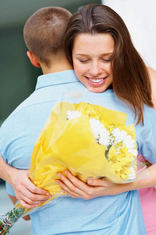 西方人,背部,两个人,站,抱,笑,微笑,露齿笑,竖图,室外,白天,正面,爱情,欧洲,欧洲人,服装,盛开,浪漫,花蕾,注视,休闲装,花,花瓣,花朵,鲜花,衣服,花苞,花蕊,观察,看,站着,休闲,温暖,温馨,休闲服,恩爱,恋人,服饰,抱着,观看,和睦,察看,搂着,关注,男人,男性,年轻男性,年轻女性,女人,女性,白种人,情侣,怀抱,搂,搂抱,相抱,拥抱,站立,半身,彩图,伴侣,融洽