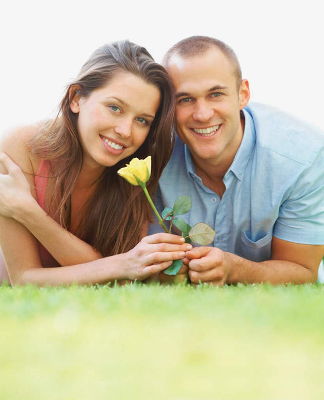 西方人,两个人,躺,笑,微笑,露齿笑,竖图,室外,白天,正面,爱情,草地,草坪,植物,欧洲,欧洲人,握,服装,盛开,浪漫,拿,花蕾,拿着,注视,休闲装,草,花,花瓣,花朵,鲜花,衣服,蓝色,绿色,蓝天,天空,天,花苞,花蕊,观察,看,休闲,温暖,温馨,休闲服,恩爱,握着,恋人,服饰,晴朗,观看,和睦,察看,关注,万里无云,卧着,男人,男性,年轻男性,年轻女性,女人,女性,白种人,情侣,晴空,晴空万里,躺着,卧,半身,彩图,伴侣,融洽