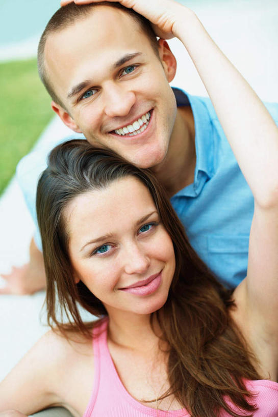 西方人,两个人,抱,笑,微笑,露齿笑,竖图,室外,白天,正面,爱情,欧洲,欧洲人,服装,浪漫,注视,休闲装,衣服,观察,看,休闲,温暖,温馨,休闲服,恩爱,恋人,服饰,抱着,观看,和睦,察看,搂着,关注,男人,男性,年轻男性,年轻女性,女人,女性,白种人,情侣,搂,搂抱,半身,彩图,伴侣,融洽