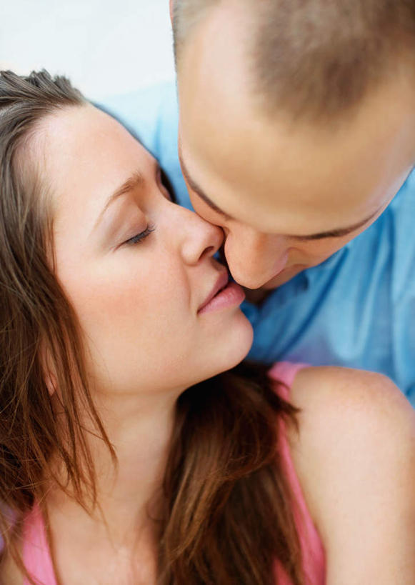 西方人,脸,头,脸颊,两个人,闭眼,吻,竖图,室外,特写,白天,正面,爱情,欧洲,欧洲人,服装,棕色,浪漫,休闲装,肩膀,衣服,休闲,温暖,温馨,休闲服,恩爱,恋人,服饰,和睦,男人,男性,年轻男性,年轻女性,女人,女性,白种人,头部,长发,直发,脸部,脸蛋,面部,情侣,闭眼睛,闭着眼,闭着眼睛,亲,亲吻,半身,彩图,伴侣,融洽