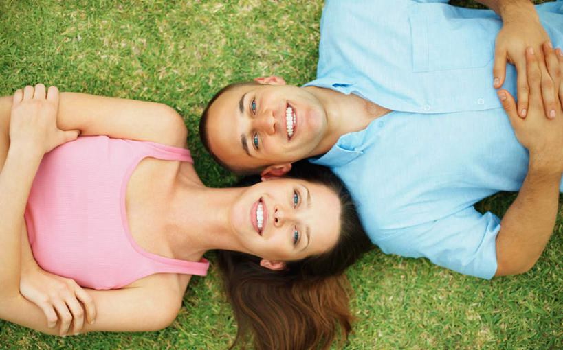 西方人,两个人,躺,笑,双手交叉,微笑,露齿笑,横图,俯视,室外,白天,爱情,草地,草坪,植物,欧洲,欧洲人,服装,浪漫,注视,休闲装,草,衣服,绿色,观察,看,休闲,温暖,温馨,休闲服,恩爱,恋人,服饰,观看,和睦,察看,双手抱胸,关注,卧着,男人,男性,年轻男性,年轻女性,女人,女性,白种人,情侣,躺着,卧,半身,彩图,高角度拍摄,伴侣,融洽