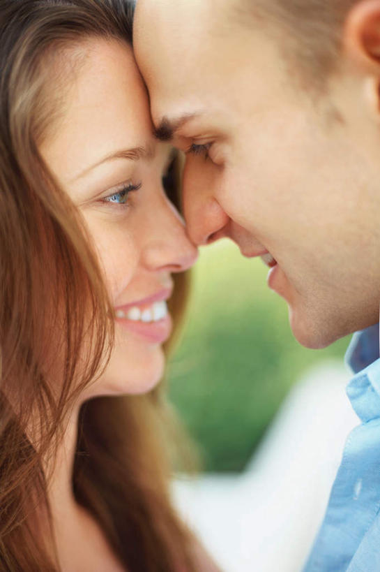 西方人,脸,头,脸颊,两个人,抱,笑,微笑,露齿笑,竖图,室外,特写,白天,侧面,爱情,欧洲,欧洲人,服装,朦胧,模糊,棕色,浪漫,注视,休闲装,衣服,观察,看,休闲,温暖,温馨,休闲服,恩爱,恋人,服饰,抱着,观看,和睦,察看,搂着,关注,男人,男性,年轻男性,年轻女性,女人,女性,白种人,头部,长发,直发,脸部,脸蛋,面部,情侣,怀抱,搂,搂抱,相抱,拥抱,半身,彩图,伴侣,融洽