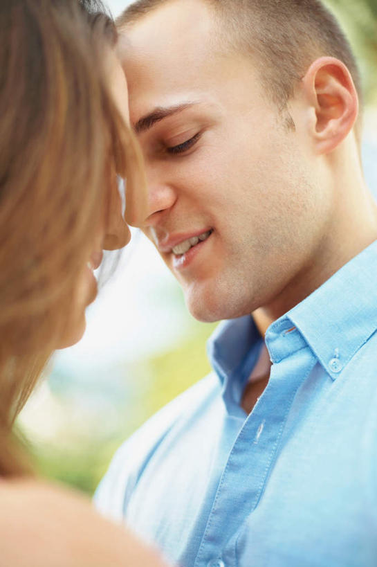 西方人,两个人,站,闭眼,抱,竖图,室外,白天,正面,爱情,欧洲,欧洲人,服装,朦胧,模糊,浪漫,休闲装,衣服,站着,休闲,温暖,温馨,休闲服,恩爱,恋人,服饰,抱着,和睦,搂着,男人,男性,年轻男性,年轻女性,女人,女性,白种人,情侣,闭眼睛,闭着眼,闭着眼睛,搂,搂抱,站立,半身,彩图,伴侣,融洽