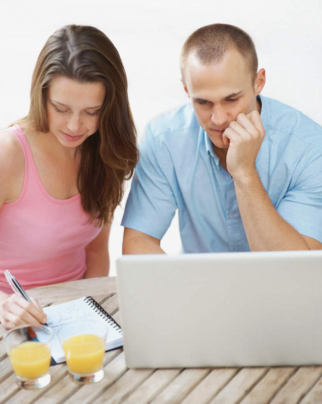 果汁,西方人,两个人,坐,竖图,室外,白天,正面,爱情,电脑,笔记本电脑,桌面,桌子,柑橘,杯子,欧洲,欧洲人,撑,握,服装,网络,木制,笔,材料,档案,文件,纸,橙汁,办公用品,饮品,浪漫,拿,拿着,托腮,注视,休闲装,通讯设备,水笔,玻璃制品,文具,饮料,衣服,木制品,手稿,水杯,学习用品,资料,观察,看,托,休闲,温暖,温馨,休闲服,恩爱,握着,恋人,服饰,观看,文具用品,证明,和睦,察看,无线,关注,可口,托下巴,文档,通信设备,无线网络,无线上网,便携式电脑,适口,手提电脑,男人,男性,年轻男性,年轻女性,女人,女性,白种人,情侣,玻璃杯,橘子,桔子,橙子,橙,坐着,半身,彩图,伴侣,融洽