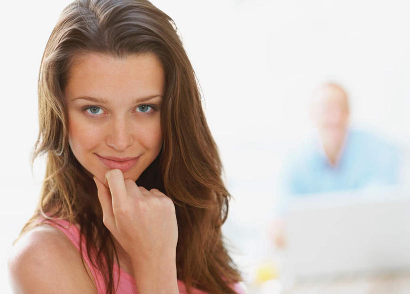 西方人,两个人,坐,笑,微笑,横图,室外,白天,正面,爱情,电脑,笔记本电脑,欧洲,欧洲人,撑,服装,朦胧,模糊,网络,浪漫,托腮,注视,休闲装,通讯设备,衣服,观察,看,托,休闲,温暖,温馨,休闲服,恩爱,恋人,服饰,观看,和睦,察看,无线,关注,托下巴,通信设备,无线网络,无线上网,便携式电脑,手提电脑,男人,男性,年轻男性,年轻女性,女人,女性,白种人,情侣,坐着,半身,彩图,伴侣,融洽