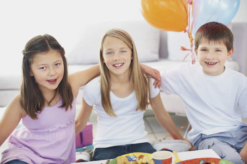 点心,西方人,儿童,三个人,伙伴,朋友,客厅,坐,笑,微笑,露齿笑,横图,彩色,室内,白天,正面,友谊,纯洁,餐桌,沙发,桌子,餐具,蜡烛,欧洲,欧洲人,许多,阴影,服装,装饰,光线,碟子,火焰,盘,影子,烛光,塑料,食品,很多,燃烧,注视,休闲装,文化,食物,糕点,小孩,衣服,盘子,气球,塑料制品,碟,生日蛋糕,点燃,观察,看,祈祷,休闲,休闲服,橡胶,可爱,童年,童趣,许愿,服饰,餐台,观看,纪念,华丽,修饰,祈求,点缀,察看,起居室,关注,布艺沙发,童真,橡胶制品,烂漫,无邪,衬托,美观,雅致,雅观,客堂,平安,天真,友情,男孩,男人,男性,女孩,女人,女性,白种人,坐着,半身,彩图,蛋糕,男生,女生