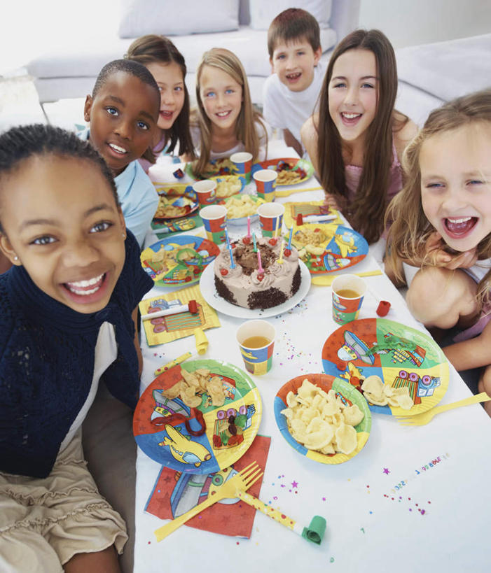 点心,西方人,儿童,伙伴,朋友,客厅,坐,笑,微笑,露齿笑,竖图,俯视,彩色,室内,白天,友谊,纯洁,餐桌,沙发,桌子,餐具,蜡烛,欧洲,非洲,黑人,欧洲人,许多,阴影,服装,朦胧,模糊,装饰,光线,碟子,火焰,盘,影子,烛光,塑料,食品,很多,许多人,燃烧,注视,休闲装,文化,食物,糕点,小孩,衣服,盘子,气球,塑料制品,碟,生日蛋糕,点燃,观察,看,祈祷,一群人,休闲,休闲服,橡胶,可爱,童年,童趣,许愿,服饰,餐台,观看,纪念,华丽,修饰,祈求,点缀,察看,起居室,关注,布艺沙发,童真,橡胶制品,烂漫,无邪,衬托,美观,雅致,雅观,客堂,平安,天真,友情,男孩,男人,男性,女孩,女人,女性,白种人,非洲人,坐着,半身,彩图,高角度拍摄,蛋糕,男生,女生