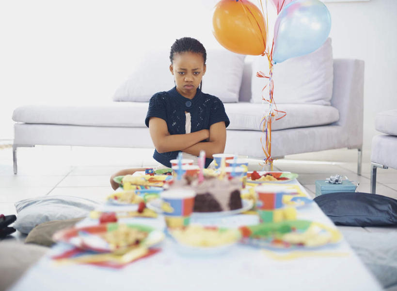 点心,西方人,儿童,一个人,客厅,坐,双手交叉,横图,彩色,室内,白天,正面,纯洁,餐桌,沙发,桌子,餐具,蜡烛,欧洲,非洲,黑人,欧洲人,仅一个男性,仅一个人,许多,阴影,服装,朦胧,模糊,装饰,光线,碟子,火焰,盘,影子,烛光,塑料,食品,很多,燃烧,注视,休闲装,文化,食物,糕点,小孩,衣服,盘子,气球,塑料制品,碟,生日蛋糕,点燃,观察,看,祈祷,仅一个小孩,休闲,休闲服,橡胶,可爱,童年,童趣,许愿,服饰,餐台,观看,纪念,华丽,修饰,祈求,点缀,察看,起居室,双手抱胸,关注,布艺沙发,童真,橡胶制品,烂漫,无邪,衬托,美观,雅致,雅观,客堂,平安,天真,男孩,男人,男性,非洲人,孩子,坐着,半身,彩图,蛋糕,男生