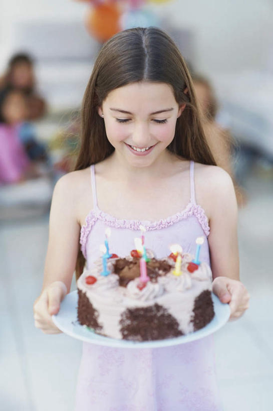 点心,西方人,儿童,四个人,伙伴,朋友,站,坐,捧,笑,微笑,露齿笑,竖图,俯视,彩色,室内,白天,友谊,纯洁,餐桌,桌子,餐具,蜡烛,欧洲,欧洲人,许多,阴影,服装,朦胧,模糊,装饰,光线,碟子,火焰,盘,影子,烛光,塑料,食品,很多,燃烧,注视,休闲装,文化,食物,糕点,小孩,衣服,盘子,气球,塑料制品,碟,生日蛋糕,点燃,观察,看,祈祷,站着,休闲,休闲服,橡胶,可爱,童年,童趣,许愿,服饰,餐台,观看,纪念,华丽,修饰,祈求,点缀,察看,关注,童真,橡胶制品,烂漫,无邪,衬托,美观,雅致,雅观,平安,天真,友情,男孩,男人,男性,女孩,女人,女性,白种人,端,端着,捧着,手捧,站立,坐着,半身,彩图,高角度拍摄,蛋糕,男生,女生