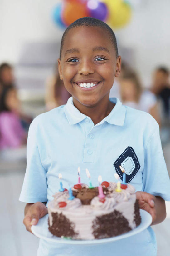 点心,西方人,儿童,一个人,站,捧,笑,微笑,露齿笑,竖图,彩色,室内,白天,正面,纯洁,餐桌,桌子,餐具,蜡烛,欧洲,非洲,黑人,欧洲人,仅一个男性,仅一个人,许多,阴影,服装,朦胧,模糊,装饰,光线,碟子,火焰,盘,影子,烛光,塑料,食品,很多,燃烧,注视,休闲装,文化,食物,糕点,小孩,衣服,盘子,气球,塑料制品,碟,生日蛋糕,点燃,观察,看,祈祷,站着,仅一个小孩,休闲,休闲服,橡胶,可爱,童年,童趣,许愿,服饰,餐台,观看,纪念,华丽,修饰,祈求,点缀,察看,关注,童真,橡胶制品,烂漫,无邪,衬托,美观,雅致,雅观,平安,天真,男孩,男人,男性,非洲人,孩子,端,端着,捧着,手捧,站立,半身,彩图,蛋糕,男生