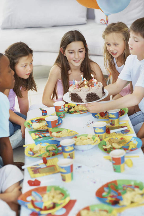 点心,西方人,儿童,伙伴,朋友,坐,捧,笑,微笑,露齿笑,竖图,俯视,彩色,室内,白天,友谊,纯洁,餐桌,桌子,餐具,蜡烛,欧洲,非洲,黑人,欧洲人,许多,阴影,服装,朦胧,模糊,装饰,光线,碟子,火焰,盘,影子,烛光,塑料,食品,很多,许多人,燃烧,注视,休闲装,文化,食物,糕点,小孩,衣服,盘子,气球,塑料制品,碟,生日蛋糕,点燃,观察,看,祈祷,一群人,休闲,休闲服,橡胶,可爱,童年,童趣,许愿,服饰,餐台,观看,纪念,华丽,修饰,祈求,点缀,察看,关注,童真,橡胶制品,烂漫,无邪,衬托,美观,雅致,雅观,平安,天真,友情,男孩,男人,男性,女孩,女人,女性,白种人,非洲人,端,端着,捧着,手捧,坐着,半身,彩图,高角度拍摄,蛋糕,男生,女生