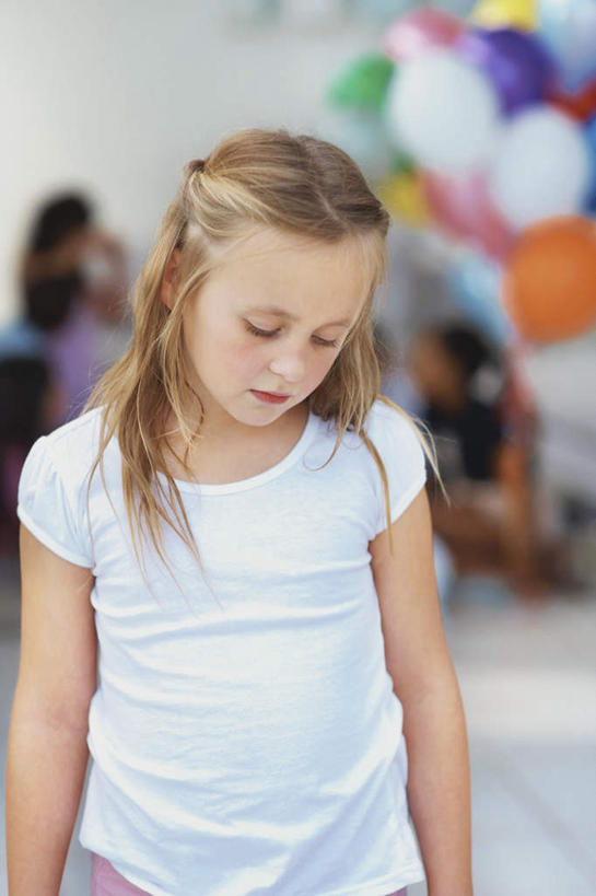 西方人,儿童,一个人,站,竖图,室内,白天,正面,失败,纯洁,欧洲,欧洲人,仅一个女性,仅一个人,服装,沮丧,朦胧,模糊,装饰,塑料,注视,休闲装,小孩,衣服,气球,塑料制品,观察,看,站着,仅一个小孩,休闲,难受,休闲服,橡胶,可爱,童年,童趣,无奈,服饰,观看,失望,悲伤,华丽,修饰,点缀,察看,伤心,难过,关注,失落,童真,橡胶制品,烂漫,无邪,颓废,挫败,受挫,落败,落空,错过,失足,失意,失策,失算,颓丧,衰颓,悲哀,懊丧,颓靡,气馁,丧气,衬托,美观,雅致,雅观,败北,挫折,失利,天真,女孩,女人,女性,白种人,孩子,站立,半身,彩图,女生