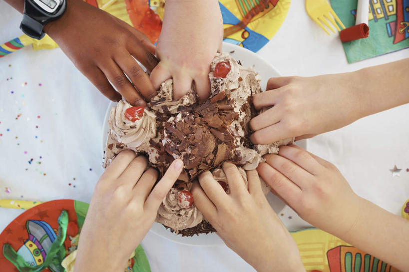 点心,西方人,儿童,手,伙伴,朋友,横图,俯视,室内,特写,白天,友谊,纯洁,餐桌,桌子,餐具,蜡烛,欧洲,非洲,黑人,欧洲人,握,阴影,光线,碟子,火焰,盘,影子,烛光,食品,许多人,燃烧,拿,拿着,文化,食物,糕点,小孩,盘子,碟,生日蛋糕,点燃,祈祷,一群人,手部,可爱,童年,童趣,握着,许愿,餐台,纪念,祈求,童真,烂漫,无邪,平安,天真,友情,男孩,男人,男性,女孩,女人,女性,白种人,非洲人,半身,彩图,高角度拍摄,蛋糕,男生,女生